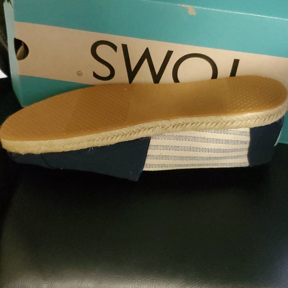 TOMS slip ons - Picture 5 of 6